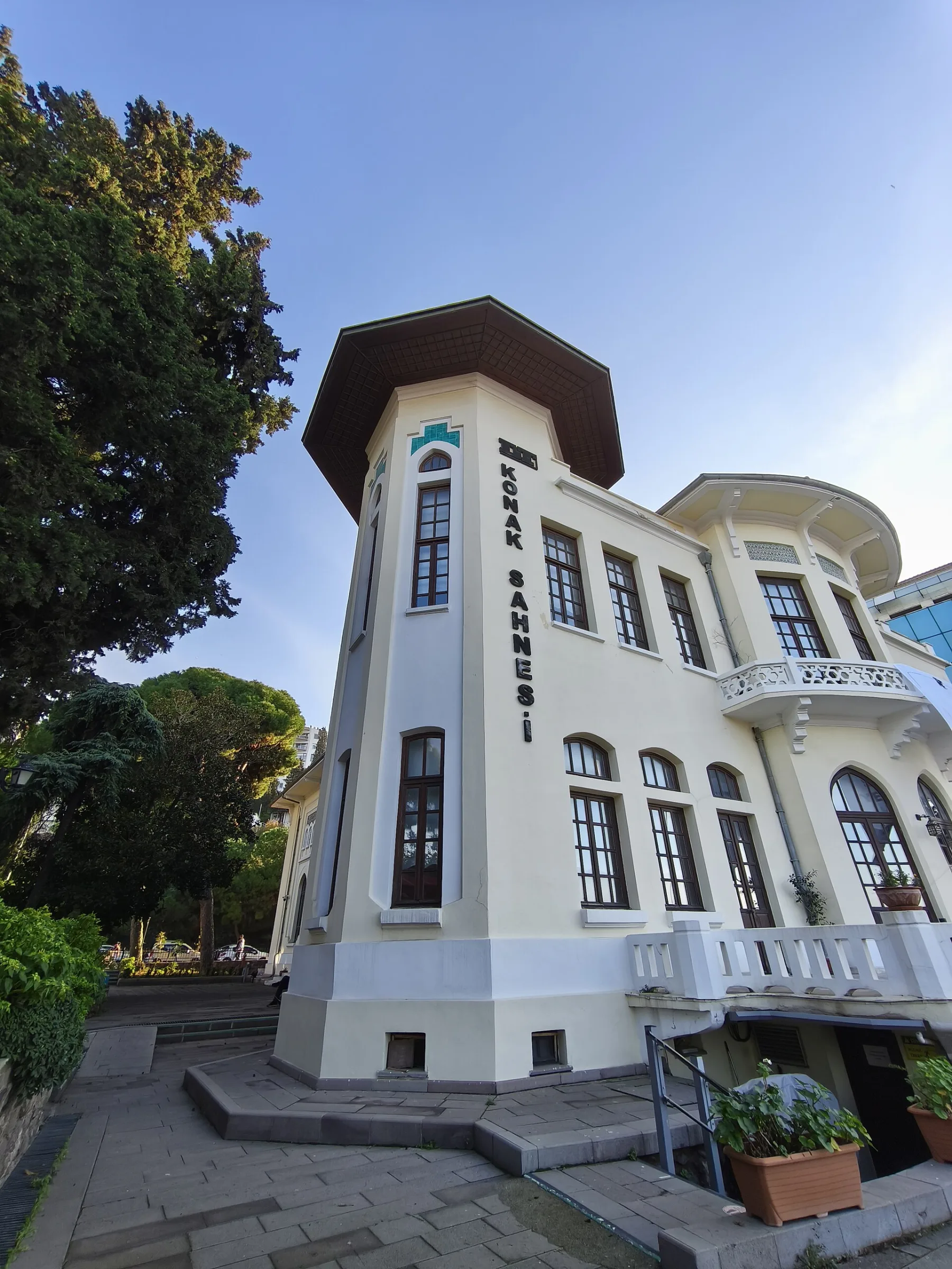 Exterior of İzmir State Theatre’s Konak Stage on Mithatpaşa Caddesi.